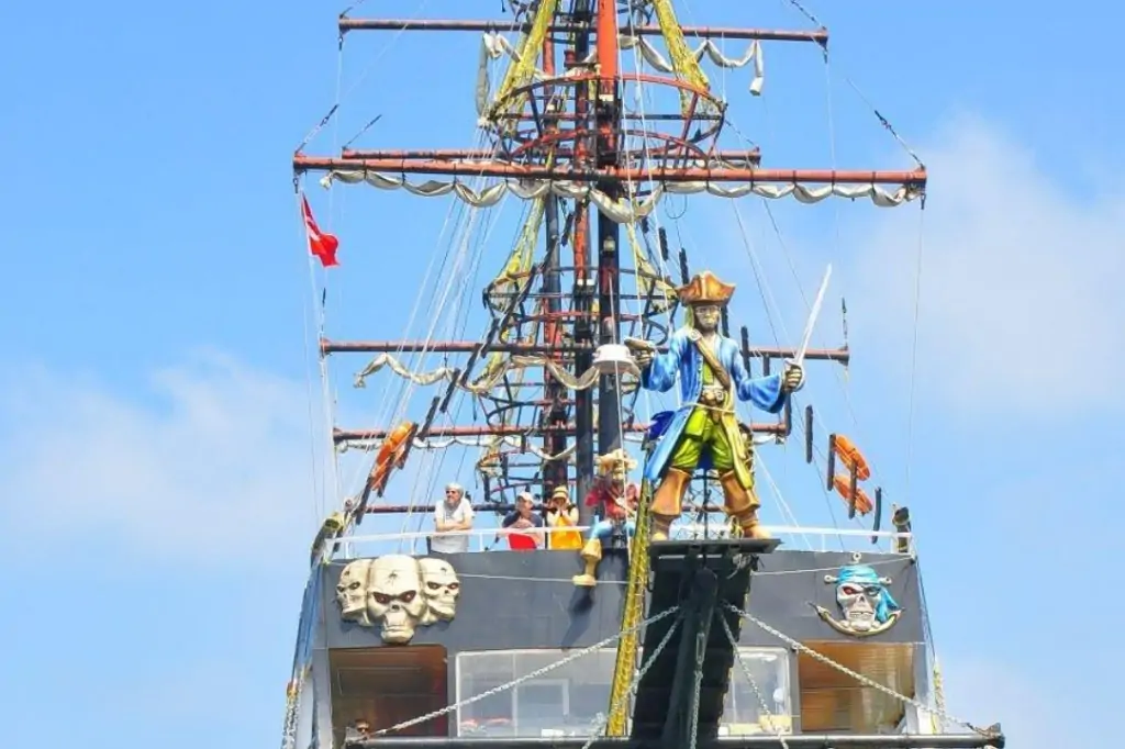 Морская прогулка на пиратском корабле