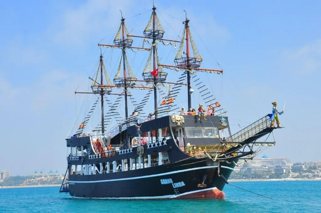 Морская прогулка на пиратском корабле