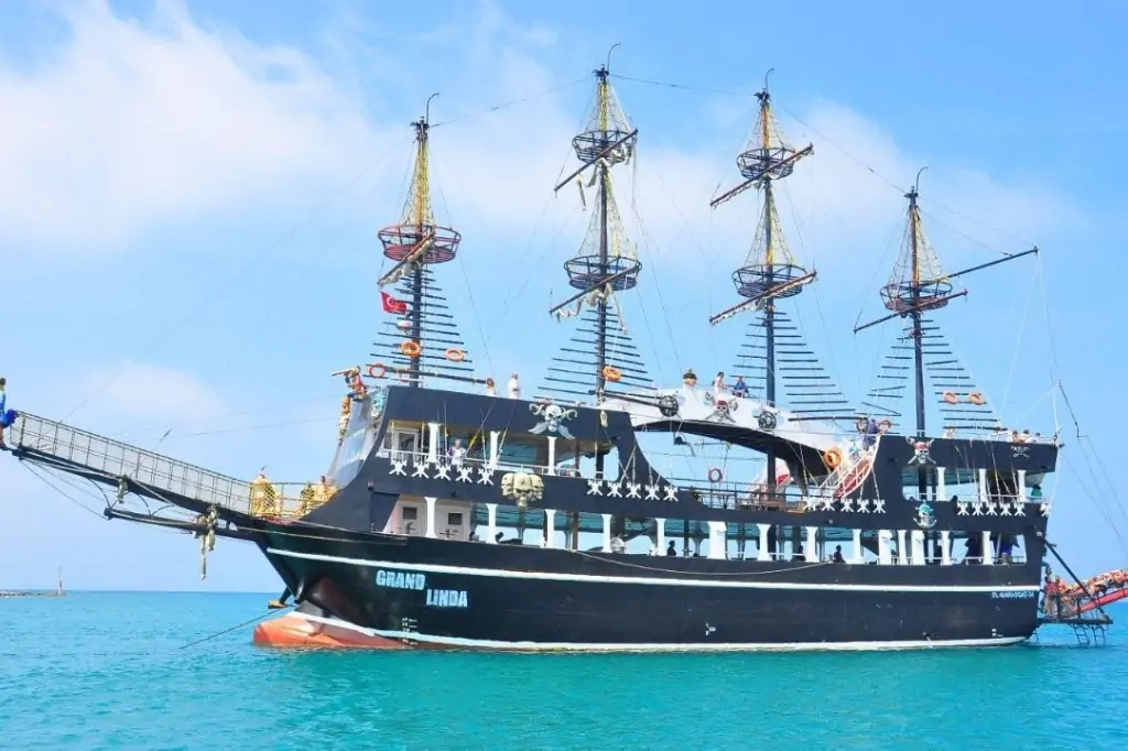 Морская прогулка на пиратском корабле