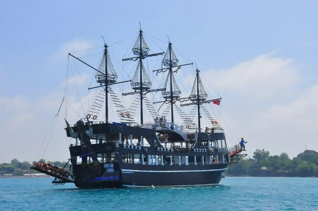 Морская прогулка на пиратском корабле