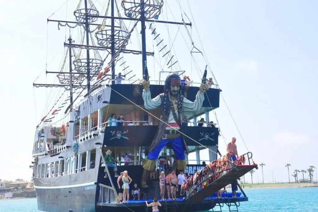 Морская прогулка на пиратском корабле