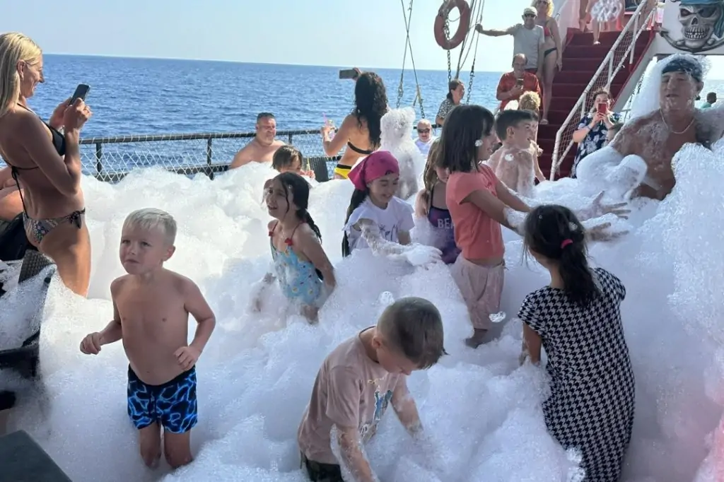 Морская прогулка на пиратском корабле