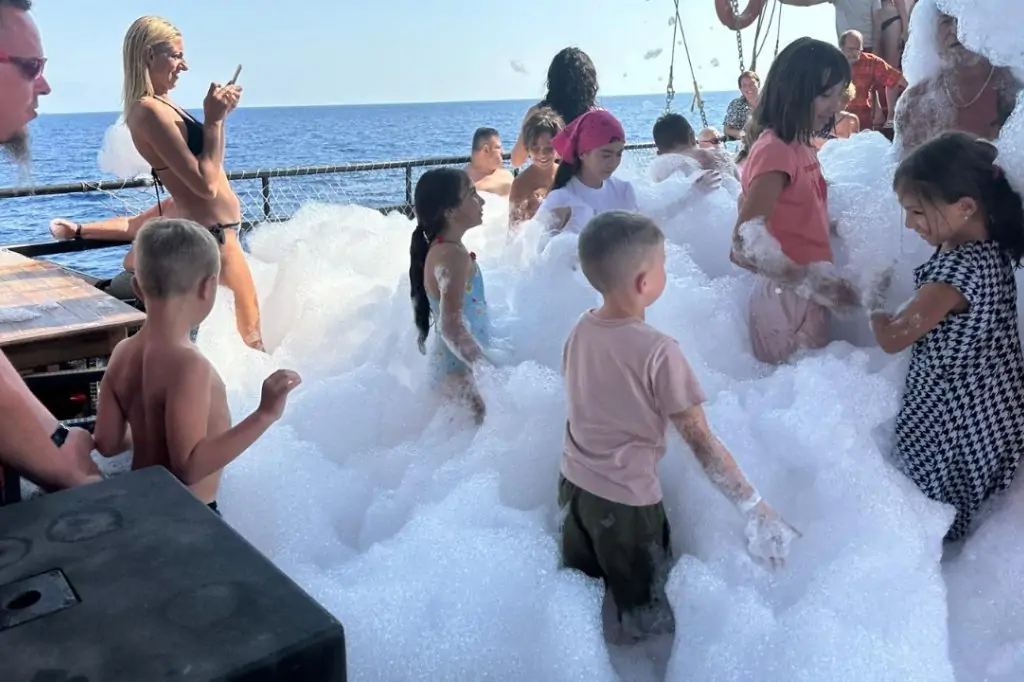 Морская прогулка на пиратском корабле