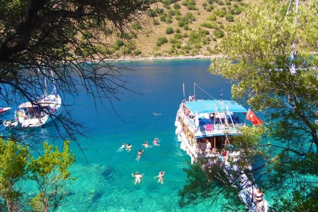 Морская прогулка на яхте 6 островов