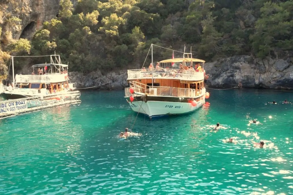 Морская прогулка на яхте 6 островов