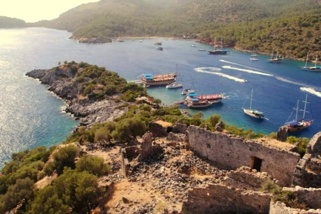 Морская прогулка на яхте 6 островов