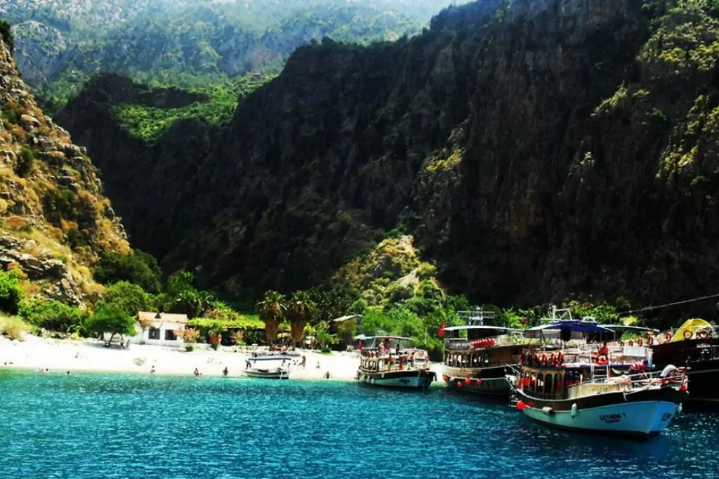 Морская прогулка на яхте 6 островов