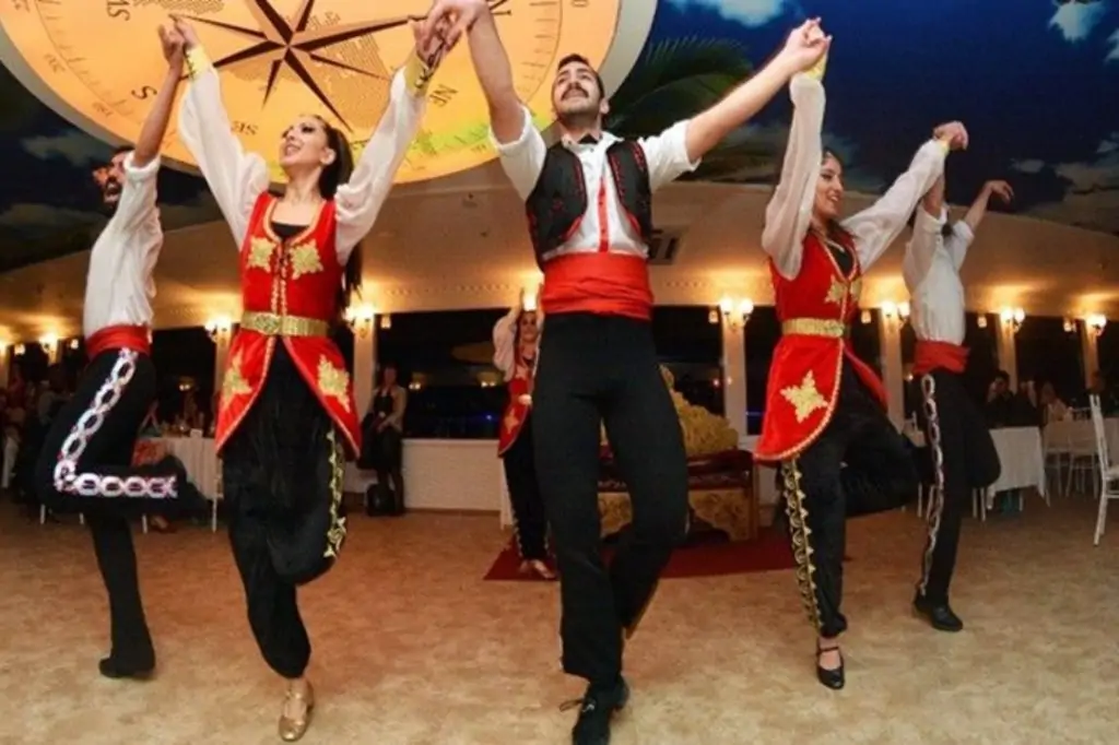 Вечерний круиз с ужином и турецкой ночью из Стамбула