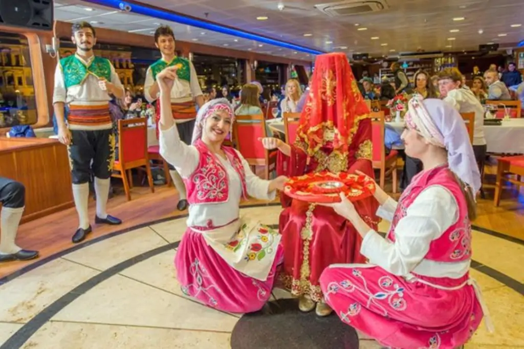 Вечерний круиз с ужином и турецкой ночью из Стамбула