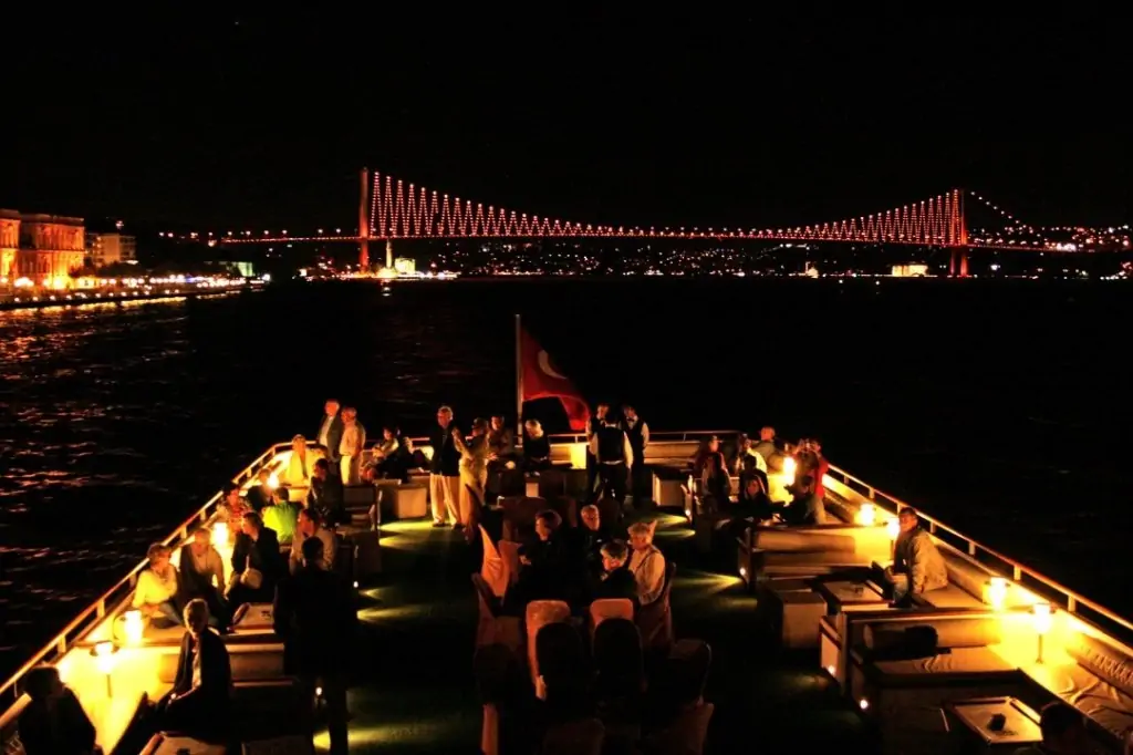 Вечерний круиз с ужином и турецкой ночью из Стамбула