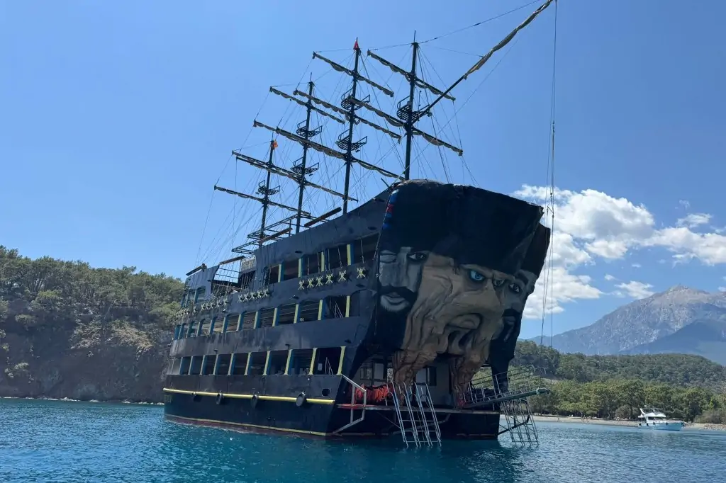 Экскурсия на пиратской лодке в Кемер