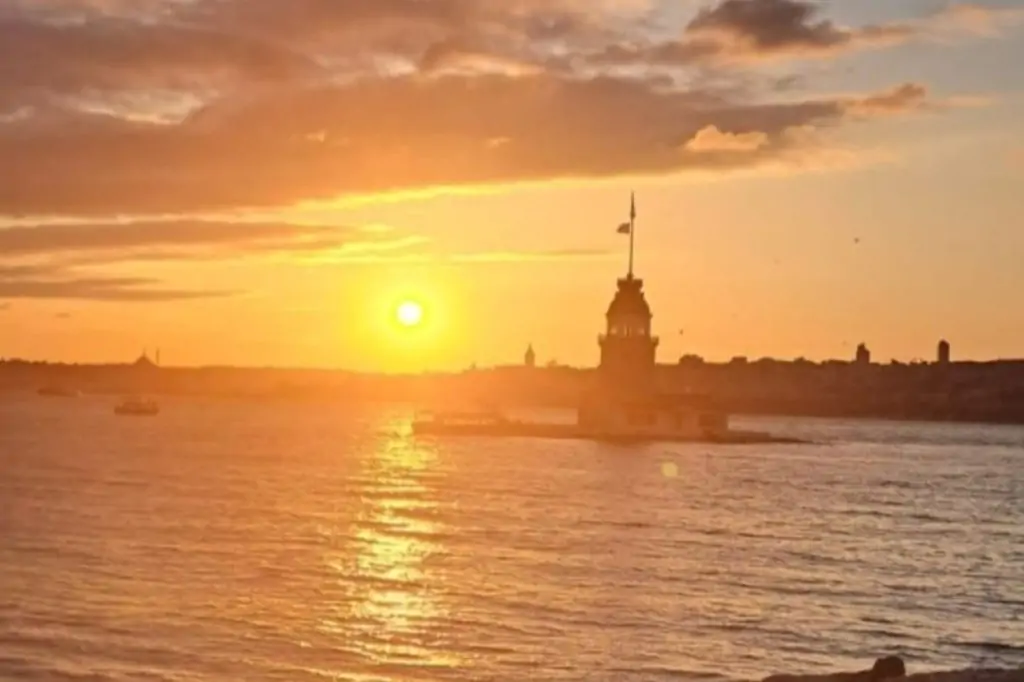 Ночные открытки Стамбула и сам себе фотограф