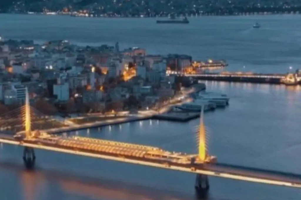 Ночные открытки Стамбула и сам себе фотограф