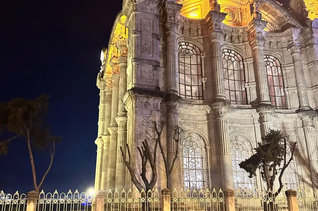 Ночные открытки Стамбула и сам себе фотограф