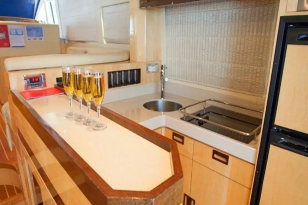 Индивидуальная прогулка на яхте ELITE-12 в Дубаи