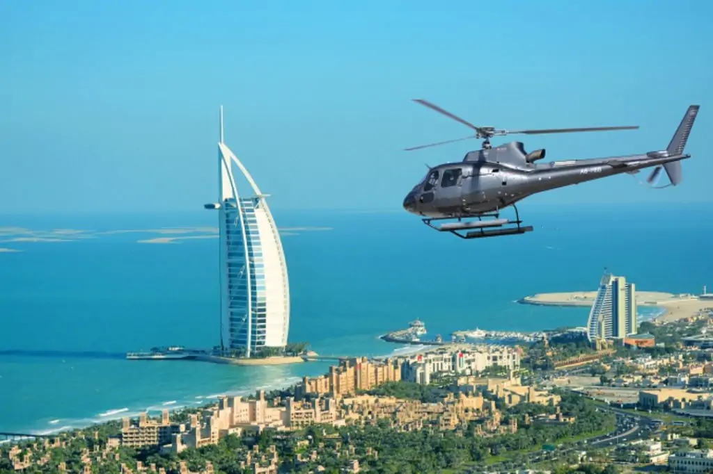 Полёт на вертолёте над Дубаем (12 / 17 / 22 / 30 минут)