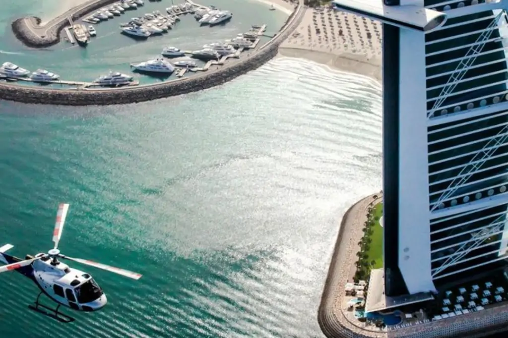 Индивидуальный полёт на вертолёте над Дубаем