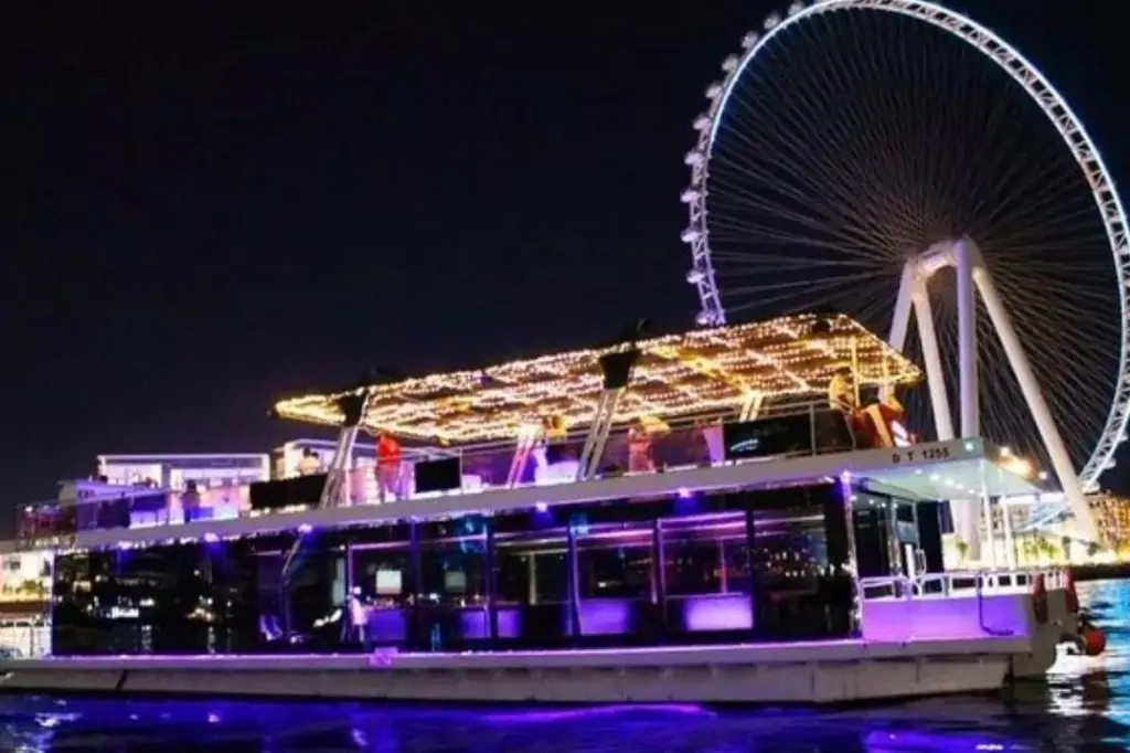 Прогулка на один час на плавучем доме в Дубае