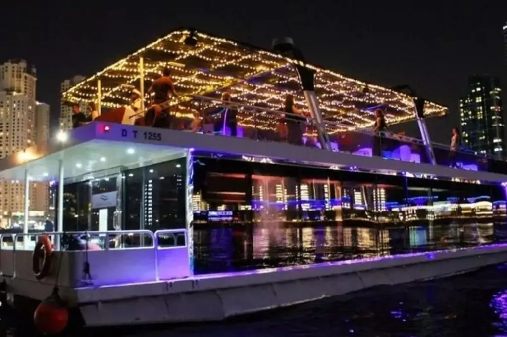 Прогулка на один час на плавучем доме в Дубае