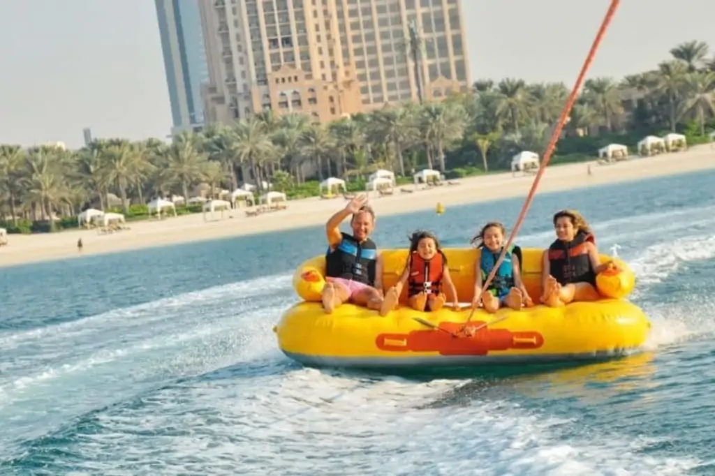 Катание на надувном пончике в Дубаи