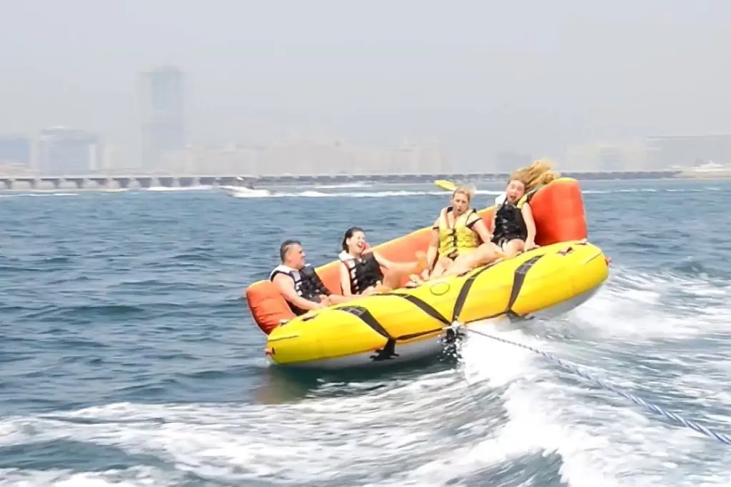 Катание на надувном пончике в Дубаи