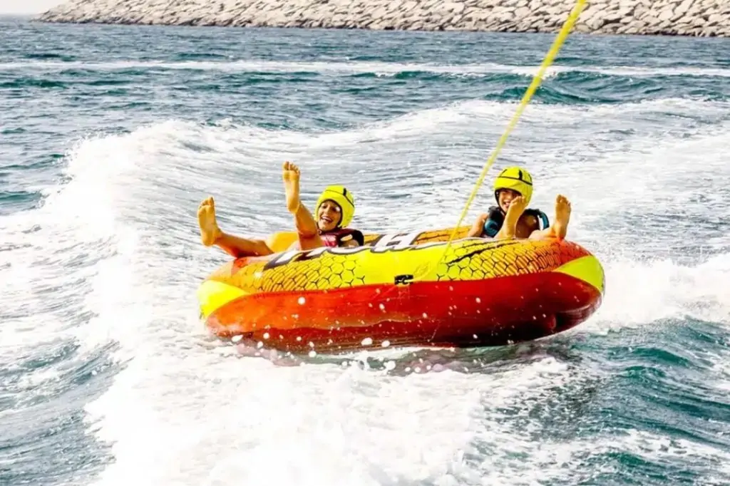 Катание на надувном пончике в Дубаи