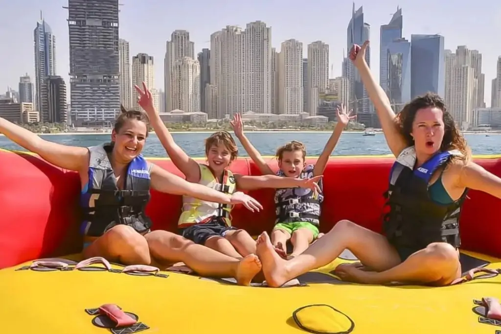 Катание на надувном пончике в Дубаи