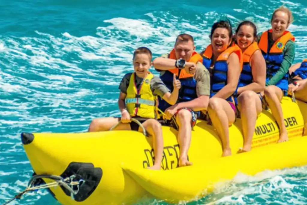 Катание на надувном банане в Дубаи