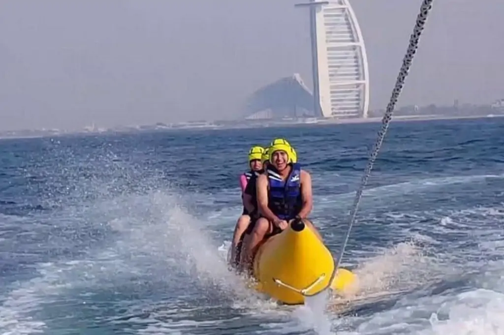 Катание на надувном банане в Дубаи