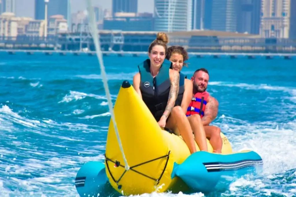 Катание на надувном банане в Дубаи