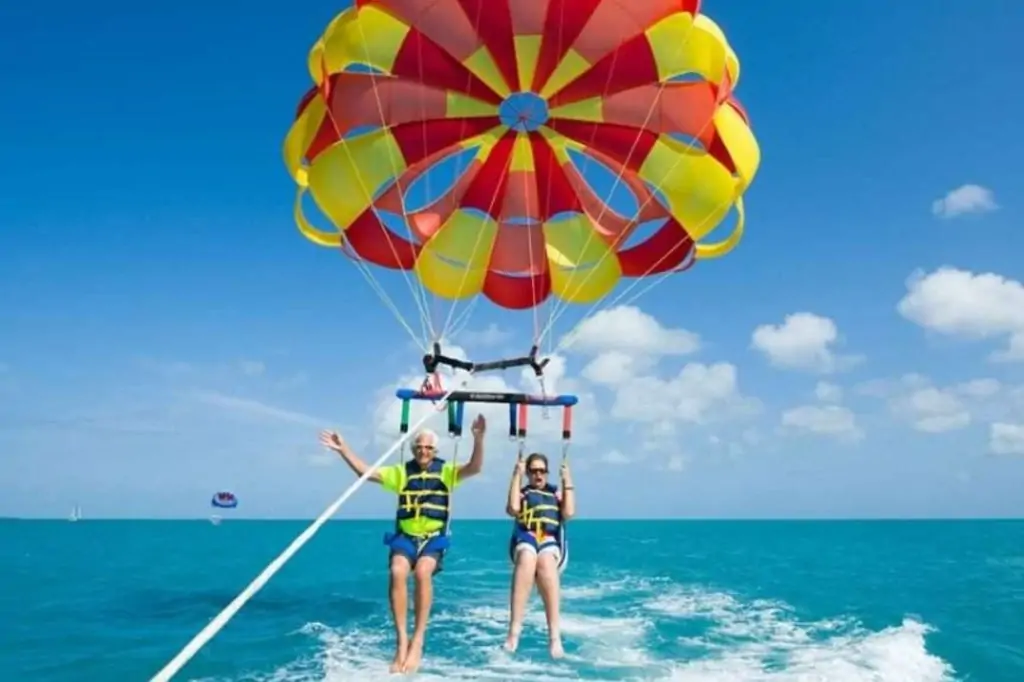 Приключение на парасайлинге в Дубаи