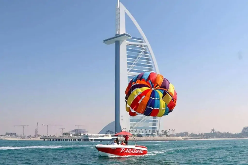Приключение на парасайлинге в Дубаи