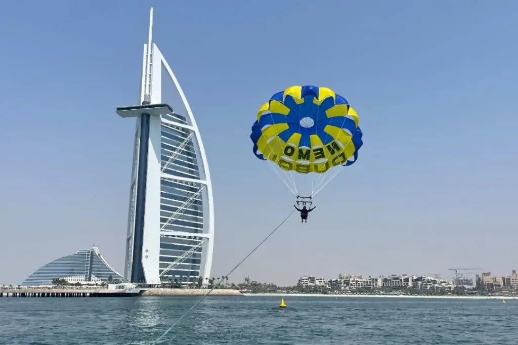 Приключение на парасайлинге в Дубаи
