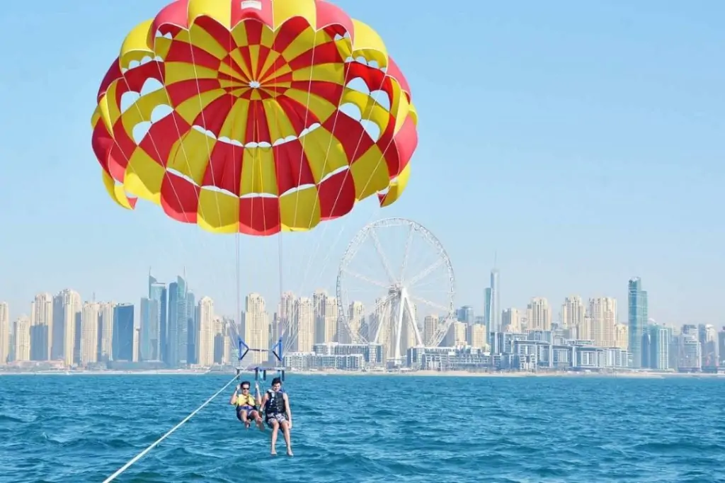 Приключение на парасайлинге в Дубаи