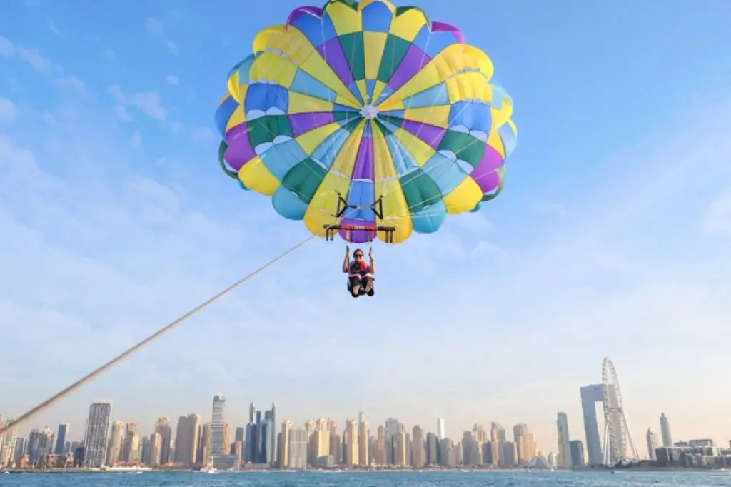 Приключение на парасайлинге в Дубаи