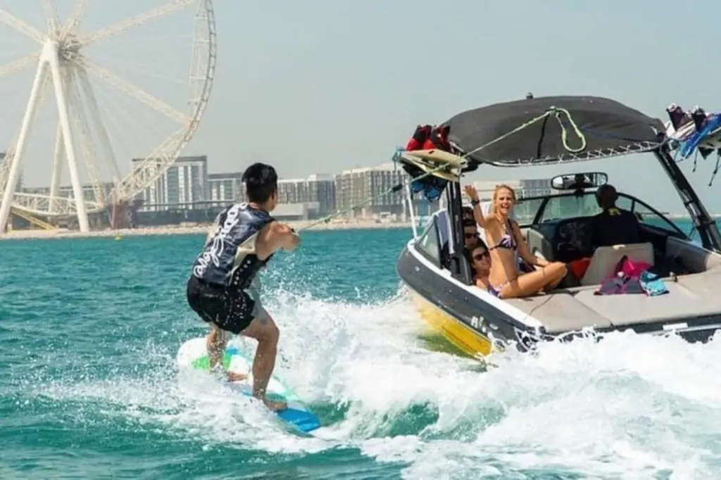 Вейкборд - Водные лыжи в Дубае