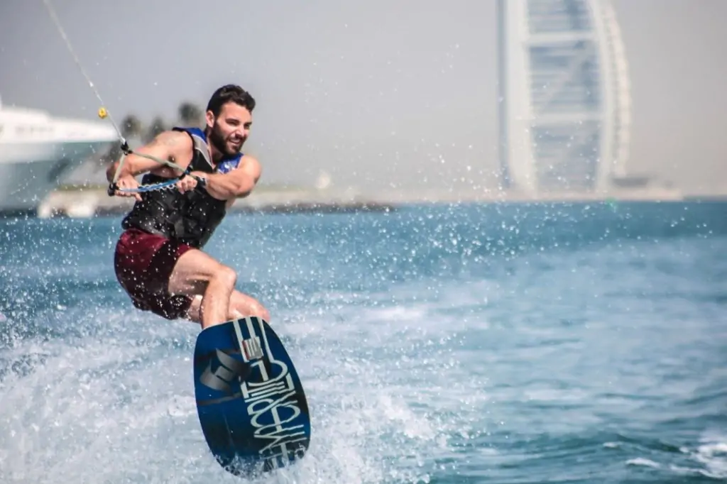 Вейкборд - Водные лыжи в Дубае