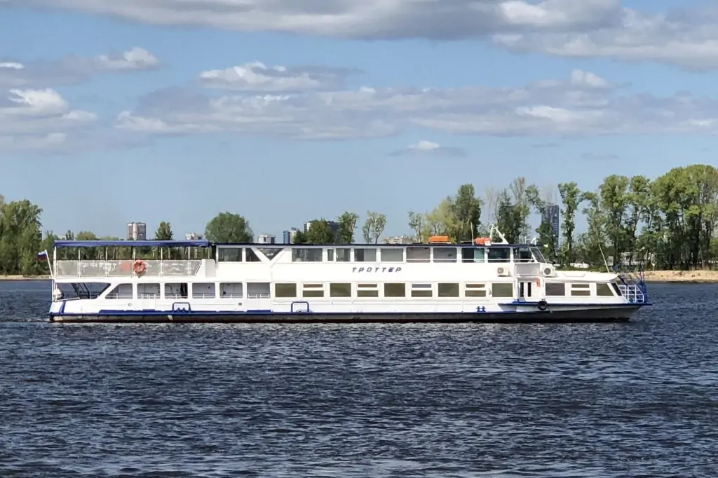 Двухчасовая прогулка по Волге на теплоходе