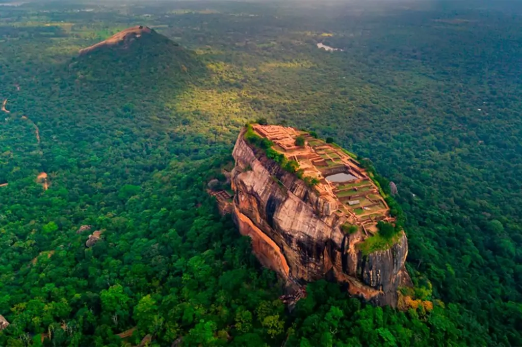 Двухдневная экскурсия «Элла, Сигирия и Слоны в отеле Пинавелла» с подьёмом на Сигирию/Пидурангалу
