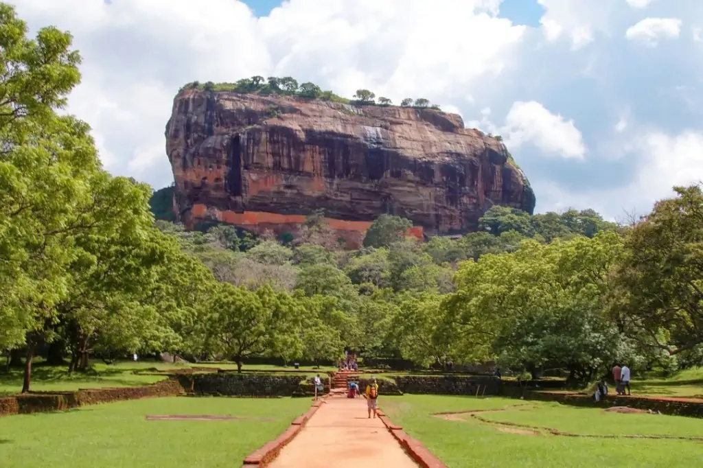 Двухдневная экскурсия «Сигирия + Канди» на Шри-Ланке с подьёмом на Сигирию/Пидурангалу