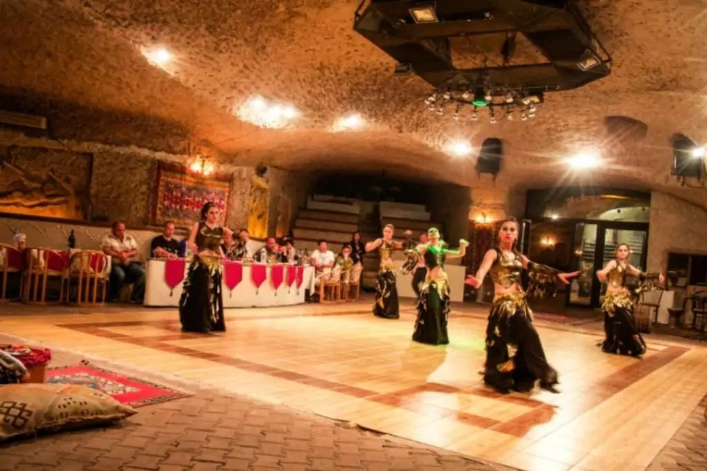 Турецкая ночь с ужином в ресторане Halayhan в Каппадокии