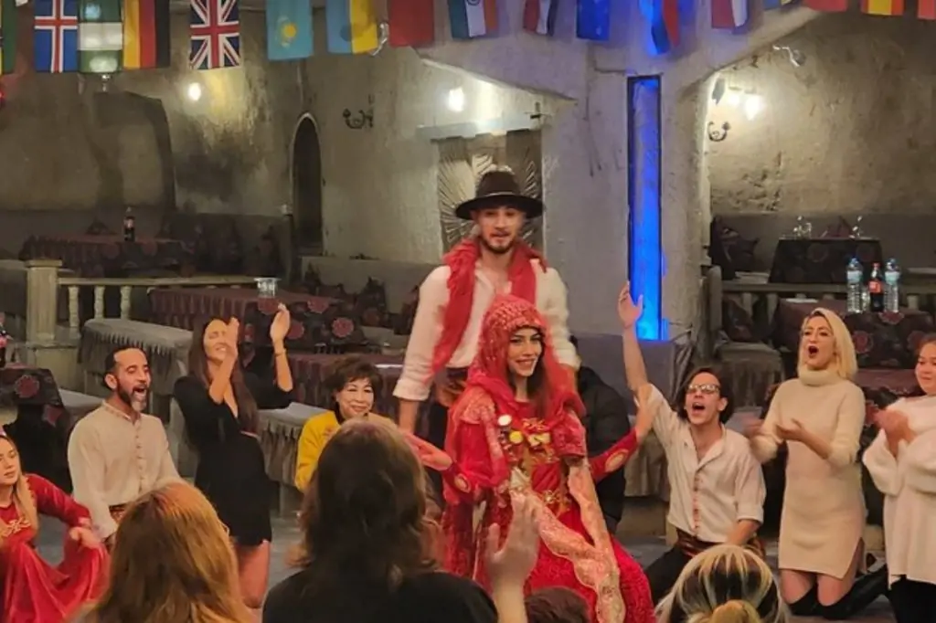 Турецкая ночь с ужином в ресторане Halayhan в Каппадокии